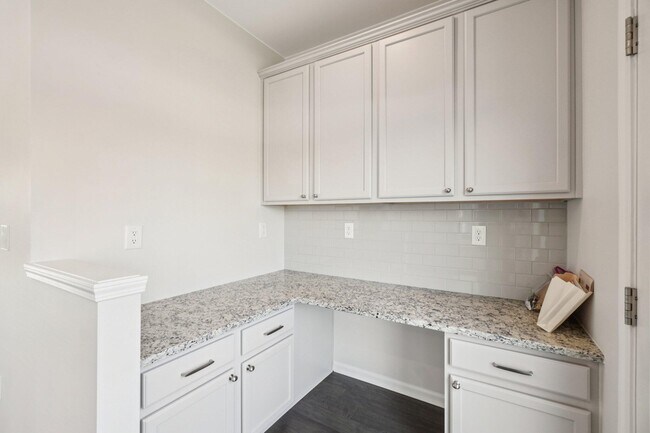 Building Photo - 202 N Sydney Ct