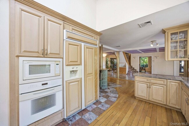 Building Photo - 1 Bridle Path Dr