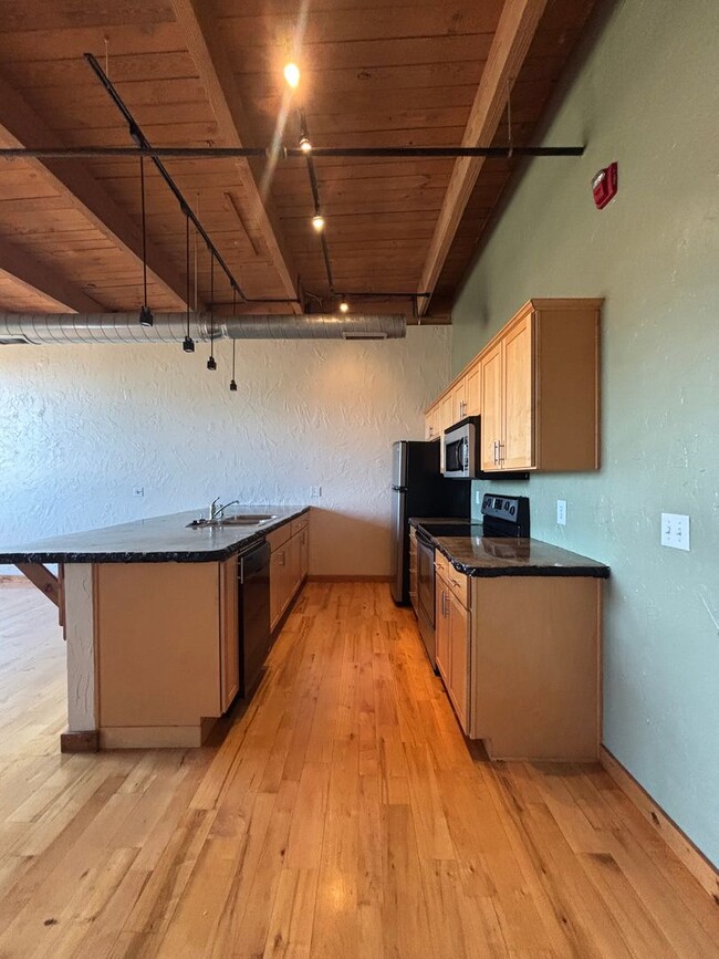 Building Photo - MOVE IN SPECIAL! 1 BEDROOM @ JORDAN CREEK ...