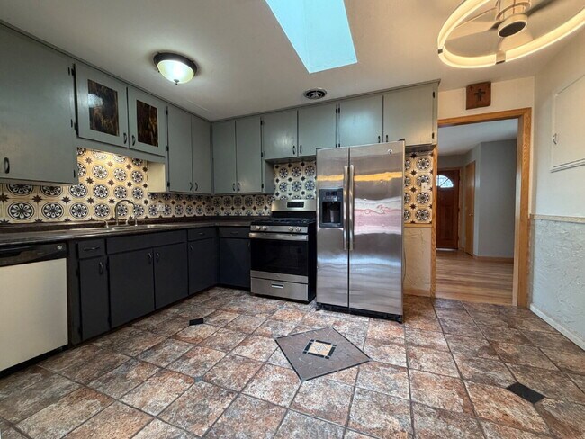 Building Photo - ~Availalbe Now~ Beautiful Four Bedroom House in Denver!