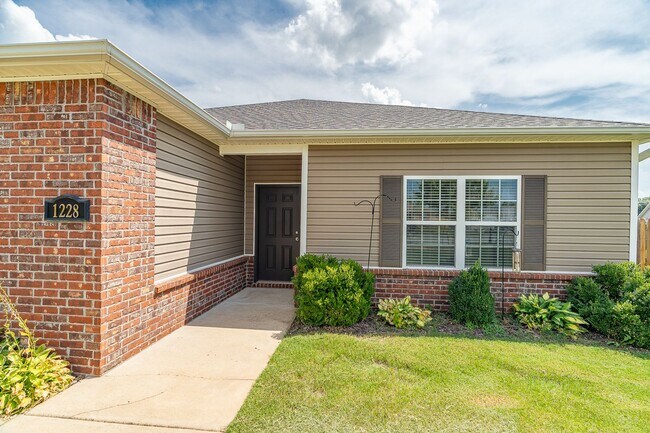 Building Photo - 3 Bedroom 2 Bath West Fay Home w/HUGE Backyard!