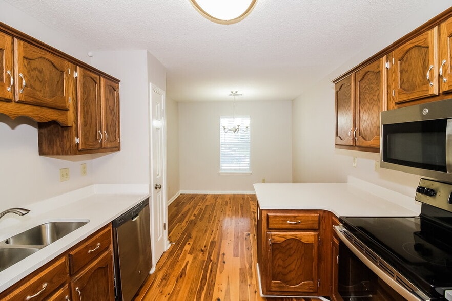 Building Photo - 8056 Sandywood Ln