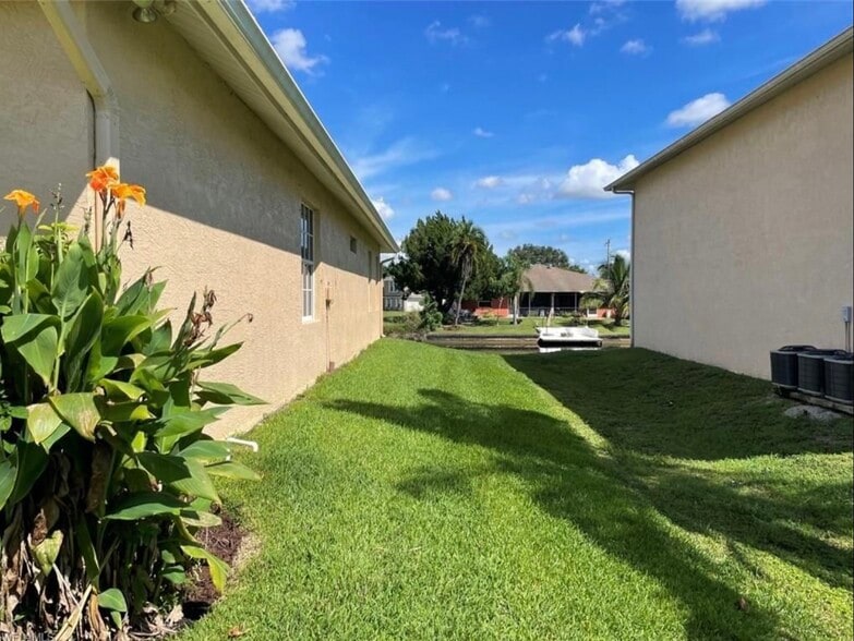Side yard - 627 SW 47th Ter