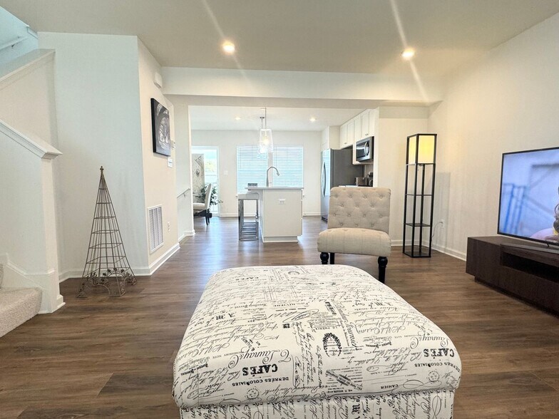 Building Photo - 229 Clifton Mnr