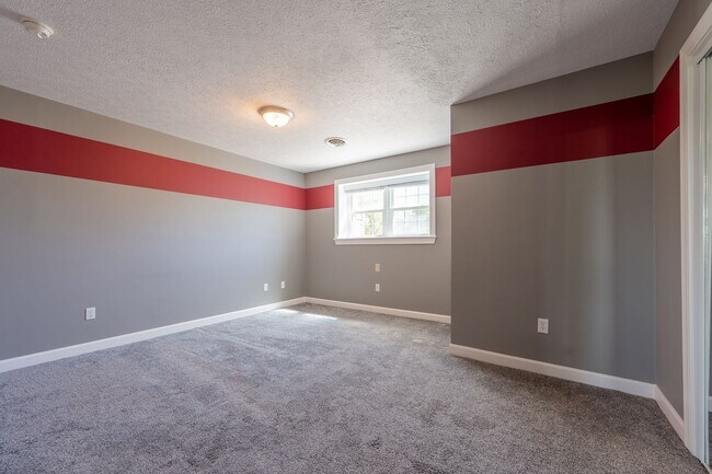 Building Photo - 1701 Stratford View Dr