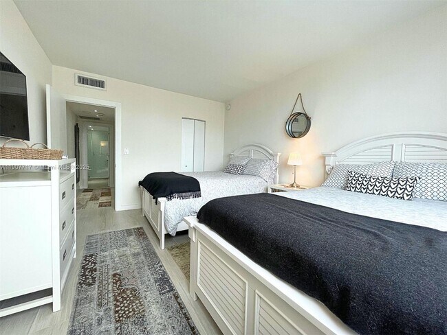 Building Photo - 500 Bayview Dr