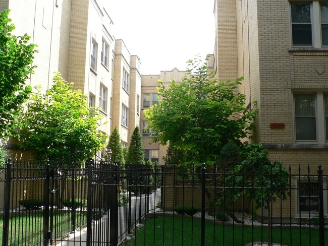 Building Photo - Incredible High First Floor Unit in Horner Park - Plenty of space to work from home!