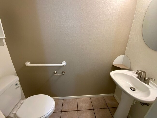Building Photo - 3 Bedroom Home Available Near Golf Course ...