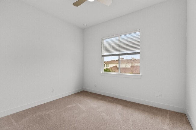 Building Photo - 2050 Lohmans Spur Rd