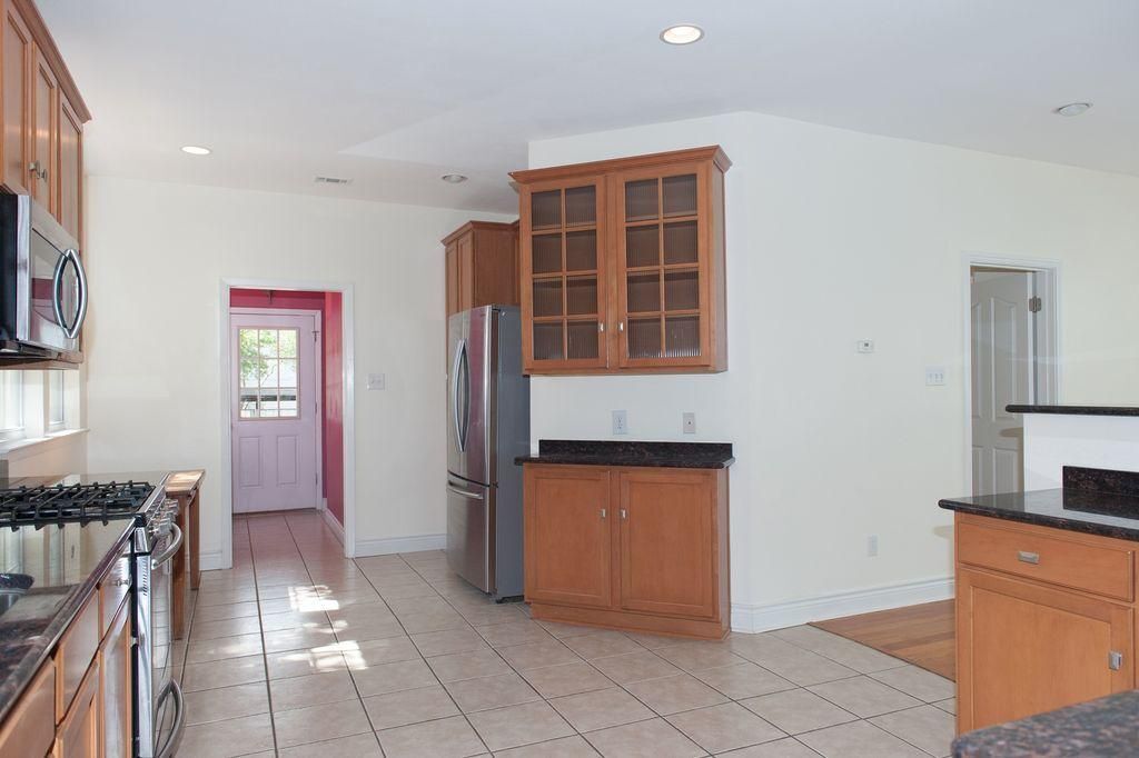 Building Photo - 707 W 35th St
