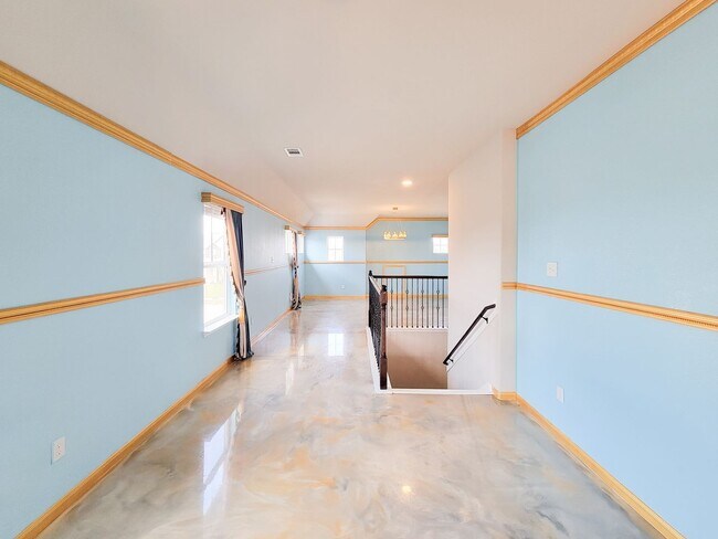 Building Photo - Live comfortably in this stunning Lake Rid...