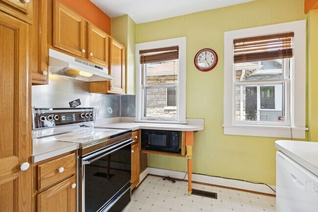 Building Photo - 1604 17th Ave S