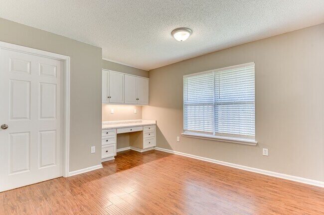 Building Photo - 208 Stonington Dr
