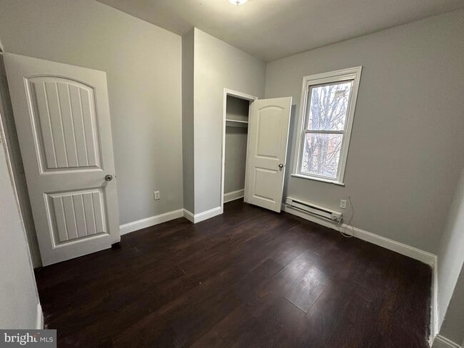 Building Photo - 1948 E Monmouth St