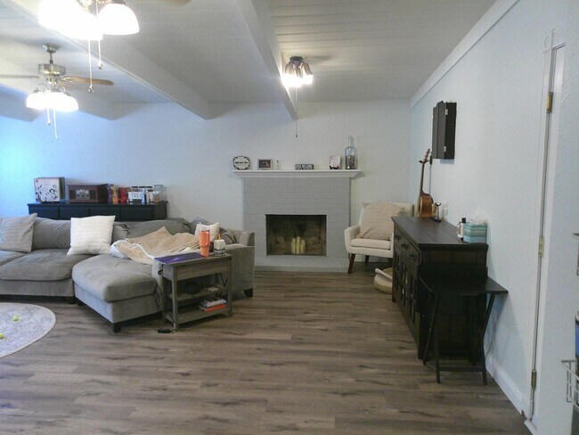 Building Photo - Must see in North Vacaville