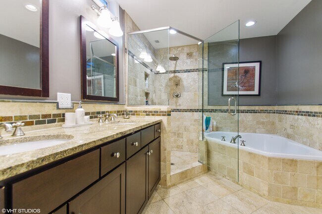 Building Photo - 1918 W Melrose St