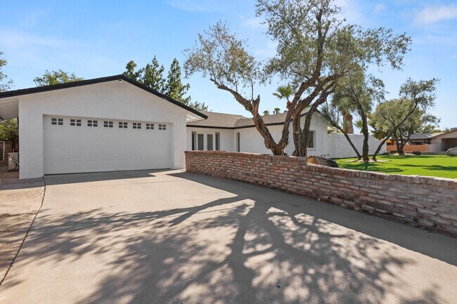 Building Photo - Prime ASU Location 5BR Home with Pool & Garage