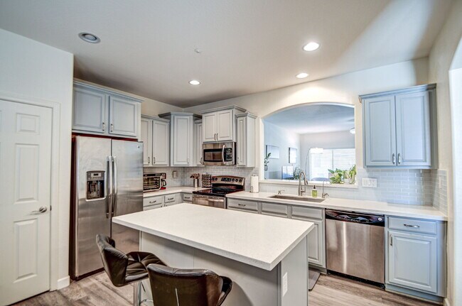 Building Photo - Del Rio Ranch Beauty
