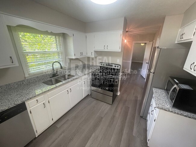 Building Photo - 803 Graylyn Dr