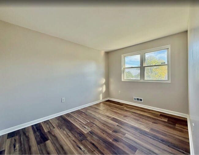 Building Photo - 4740 Vancouver Rd