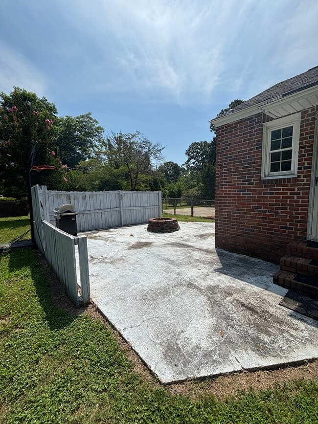 Building Photo - 505 Adams Ave