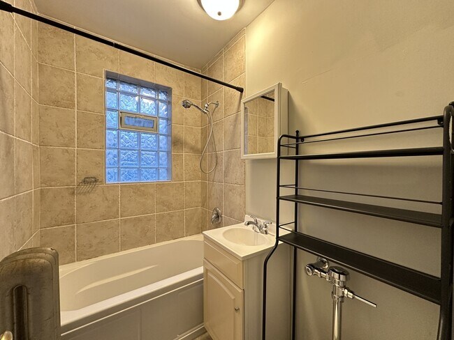 Building Photo - 547 W Surf St