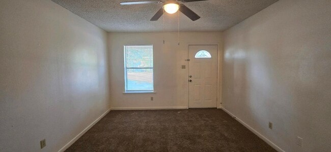 Building Photo - 2 Bedroom 1 Bath Close to Everything! Long...