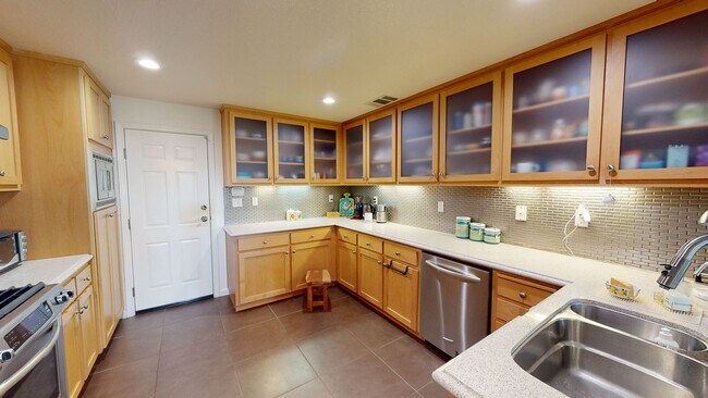 Building Photo - Beautiful Mediterranean-style Livermore Condo!