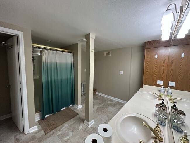 Building Photo - Don't Miss out on a Summer at the Lake.  Beautiful Fully Furnished Waterfront Home available July...