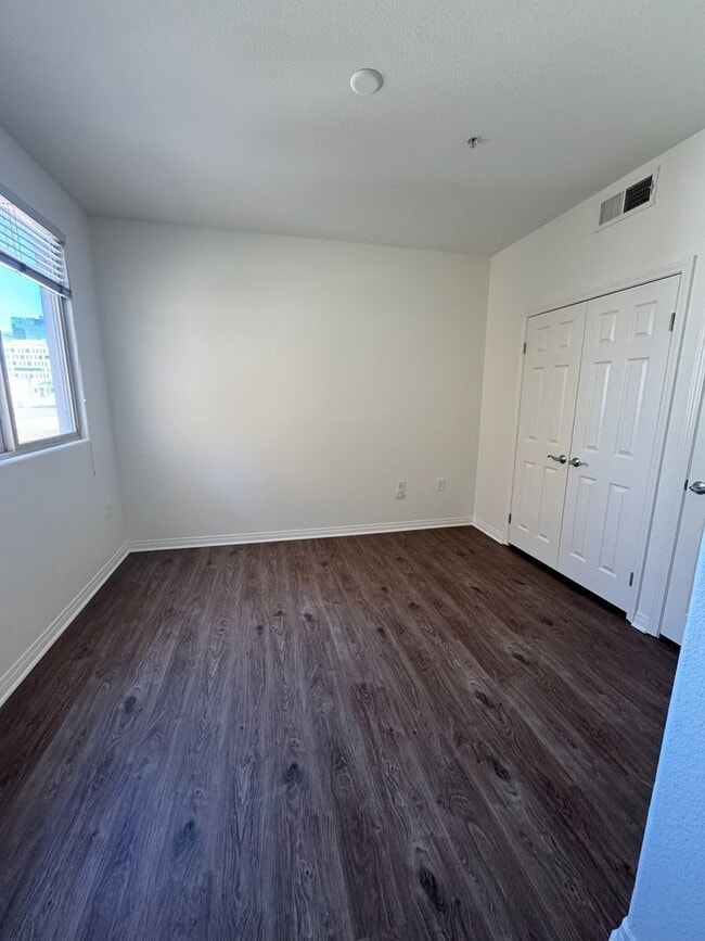 Building Photo - Amazing Downtown Unit Available For Rent!!!