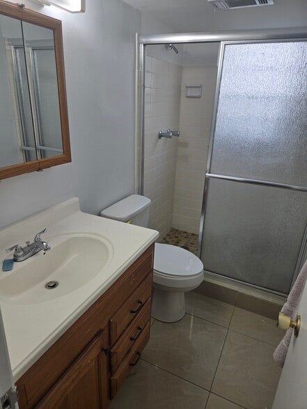 2nd bed bath, shower - 490 SE 19th Ave