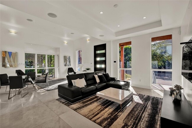 Building Photo - 573 Warren Ln