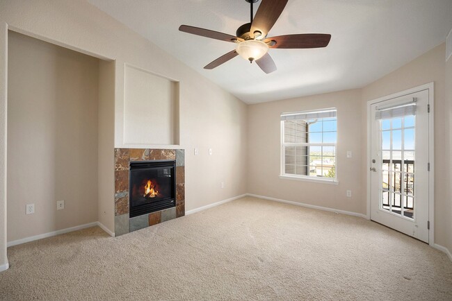 Building Photo - Top Floor Condo, Panoramic Mountain Views!