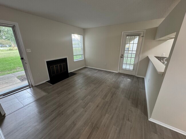 Making great room w Fireplace - 321 Thalia Station Ct