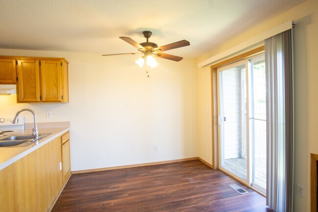 Building Photo - Great Piedmont 3 Bdr Townhouse w/Fireplace, DW + Garage!