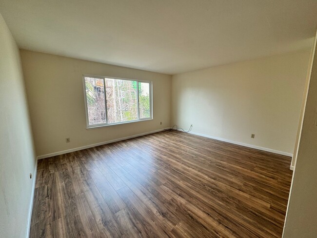 Building Photo - One Bedroom in Duboce Triangle Available N...