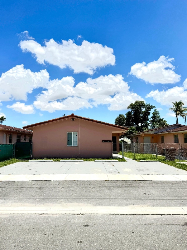 Building Photo - 626 W 17th St