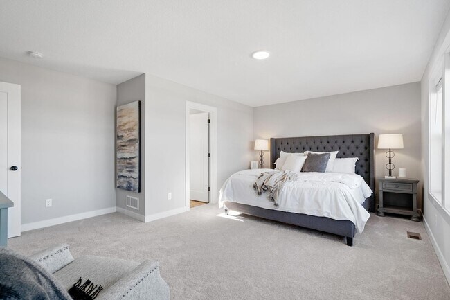 Building Photo - 13130 ISETTA CIR NE