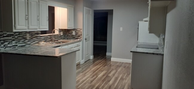 Building Photo - 2202 Greenbriar Ct