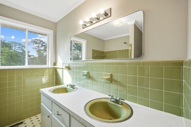 Building Photo - 607 Longleaf Ave