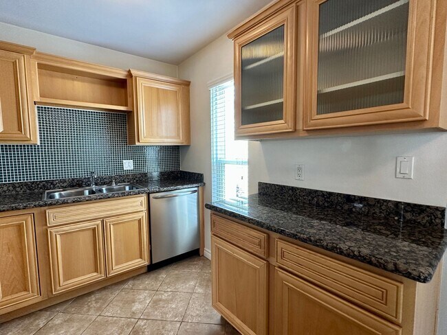 Building Photo - Beautiful Pacific Beach Condo Walking Distance To Beach and Bay