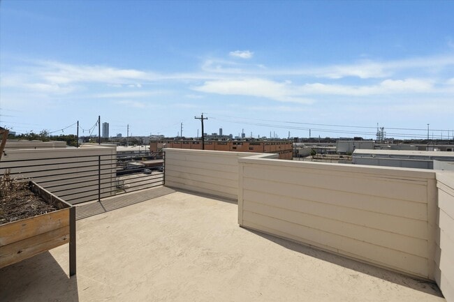 Building Photo - 2118 Sabine St