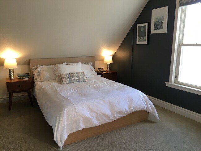 Building Photo - Bright and Cozy 2-Bedroom in Sunnyside wit...