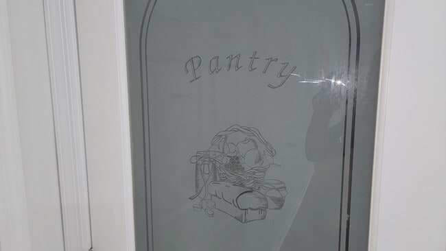 Building Photo - The 5 Bedroom You've Been Looking For!!