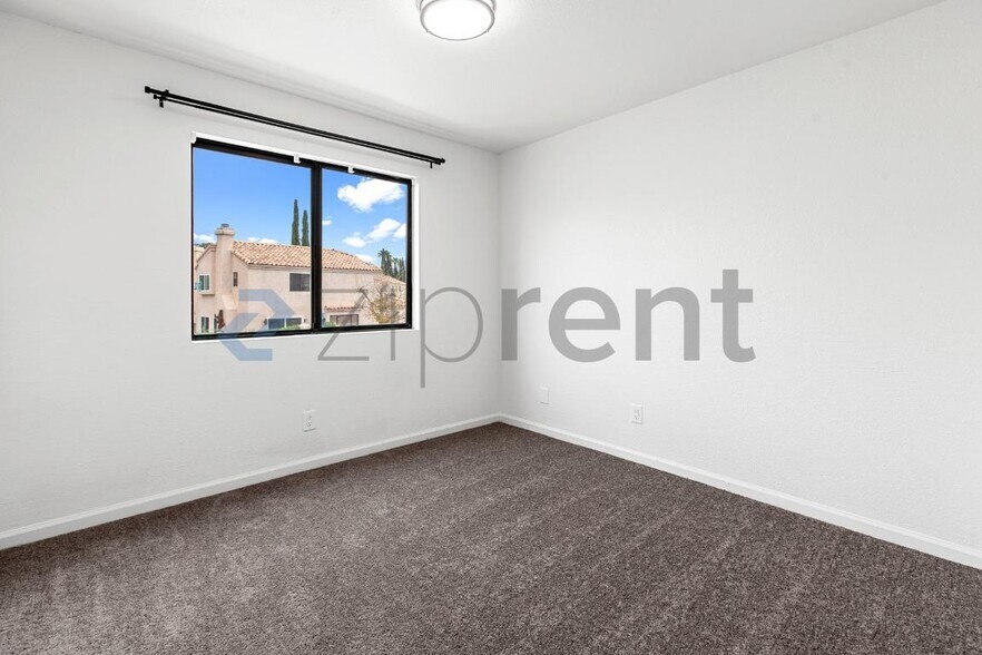 Building Photo - Unit