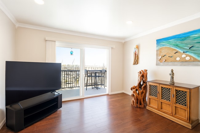 Building Photo - Top-Floor Condo with Marina Views – 1 Bed ...