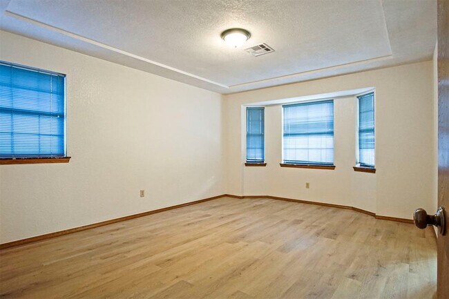 Building Photo - 1125 N Patterson Dr