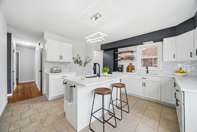 Building Photo - 14921 Lincoln Ave