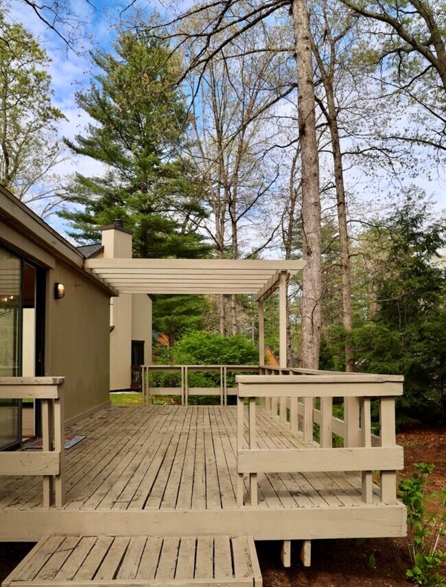 Building Photo - 3 Edgewood Cir