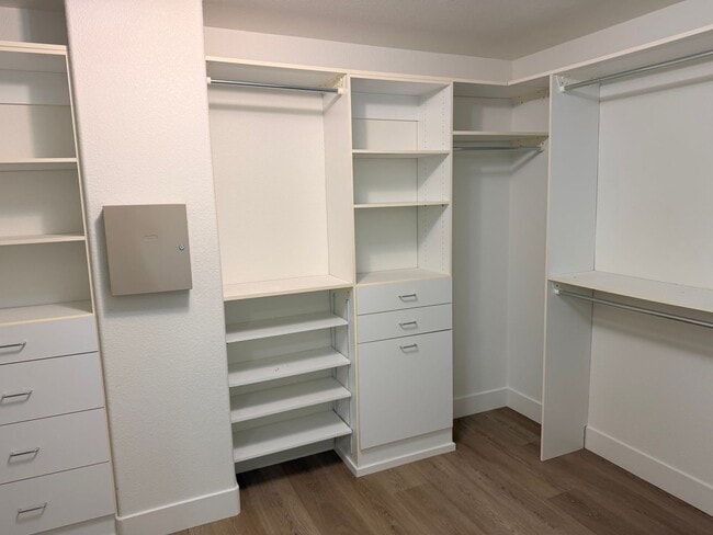 Building Photo - Amazing 5 bedroom home for rent in North Fontana